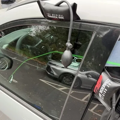 Damage-free lockout entry with air wedge and reach tool